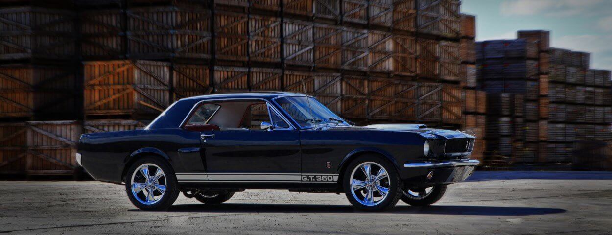 Donkerblauwe Ford Mustang klassieker (type GT 350) als opvallende trouwauto te huur