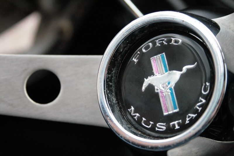 close-up van stuur vaneen klassieke ford mustang grande met name de claxon