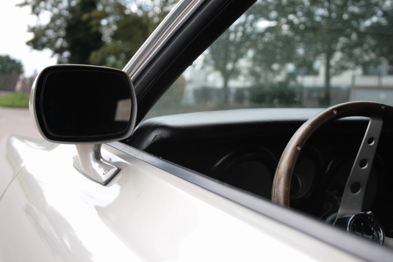 oude mustang voor een oud gebouw