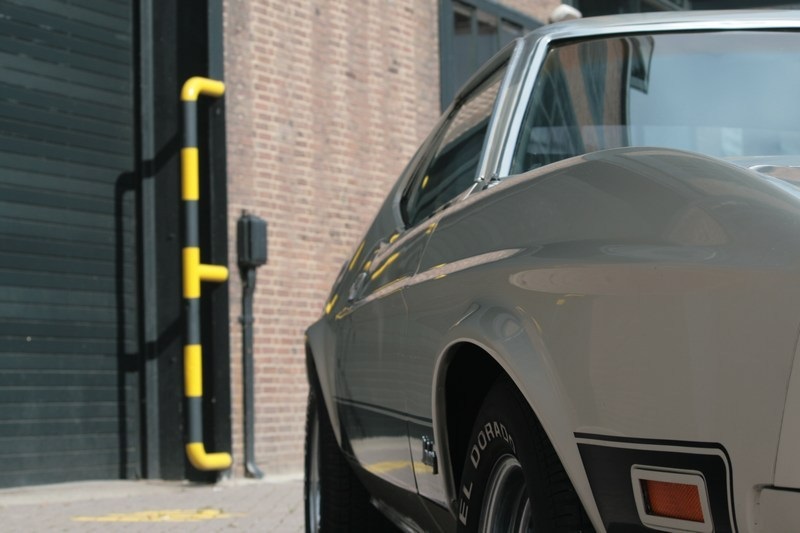 oude mustang voor een oud gebouw